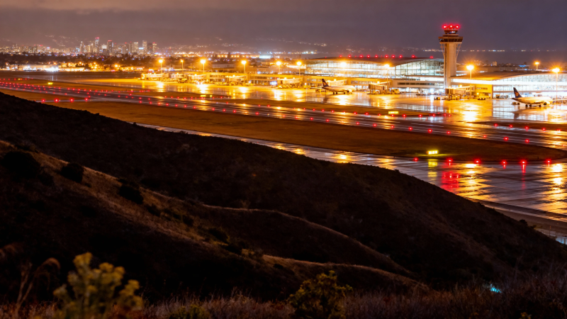 夜雨机场灯火辉煌图片