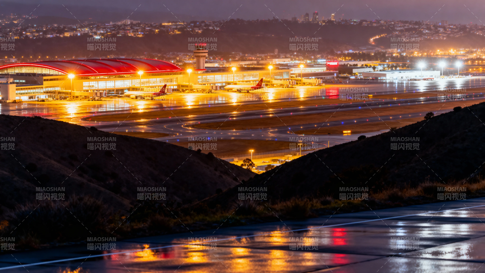 夜雨机场灯火辉煌图片