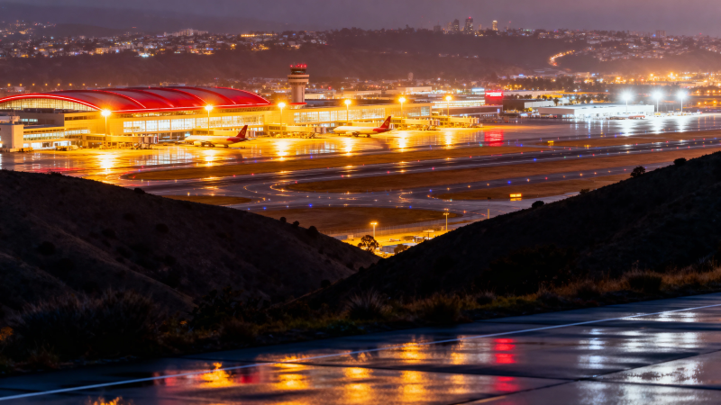 夜雨机场灯火辉煌图片