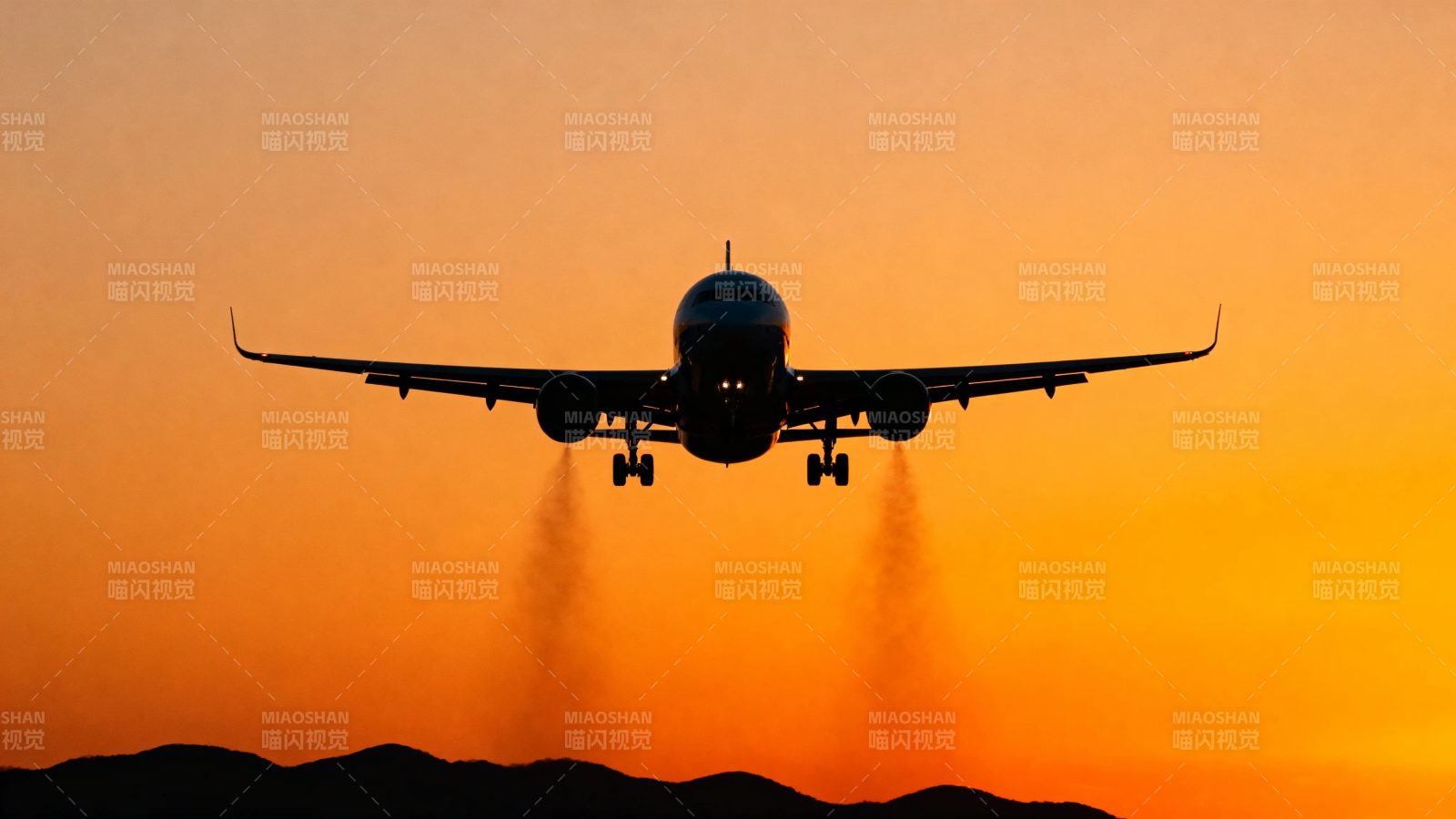 夕阳下飞机剪影图片