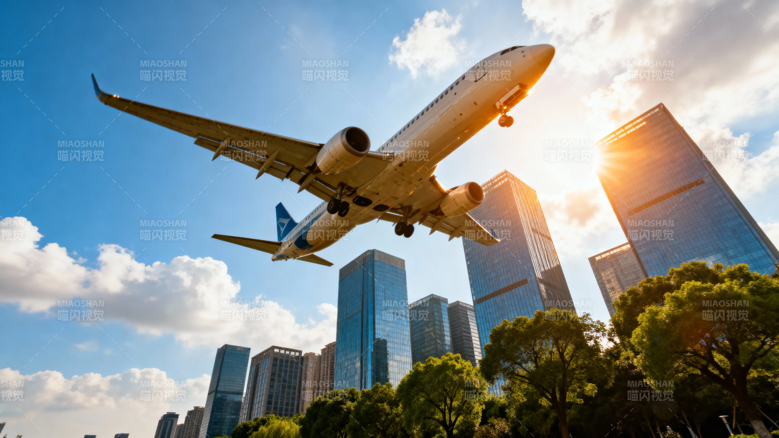 飞机掠过城市天际线图片