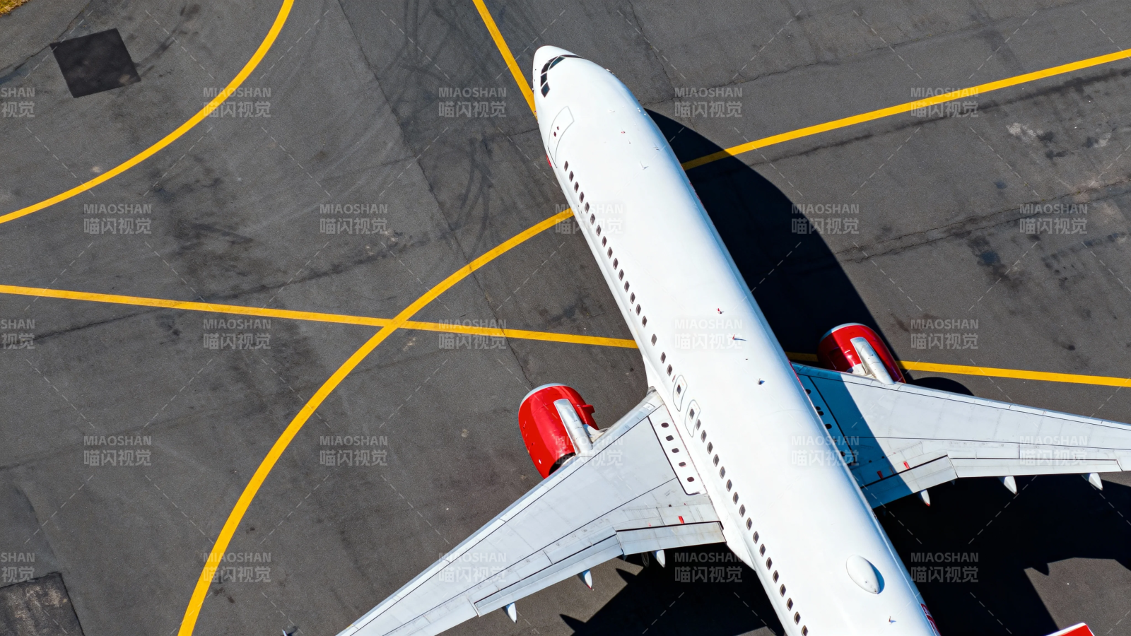 飞机俯视图 红引擎黄标线图片