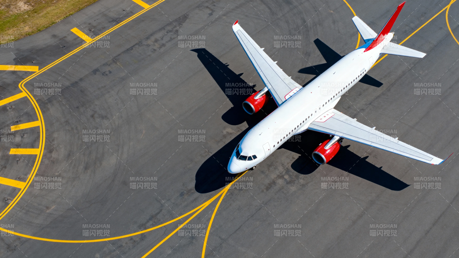 飞机滑行于机场跑道图片