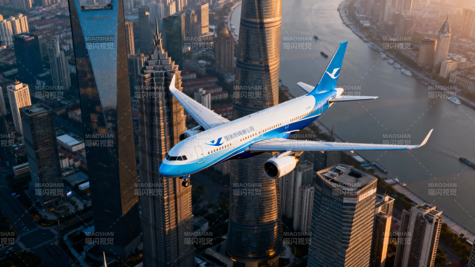 飞机飞越上海摩天楼群图片