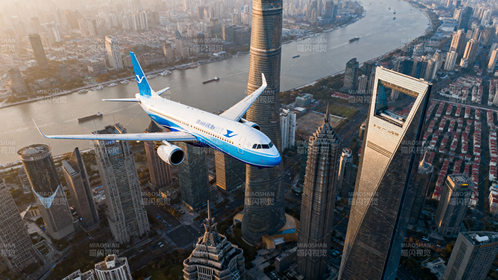 飞机飞越上海陆家嘴天际线图片