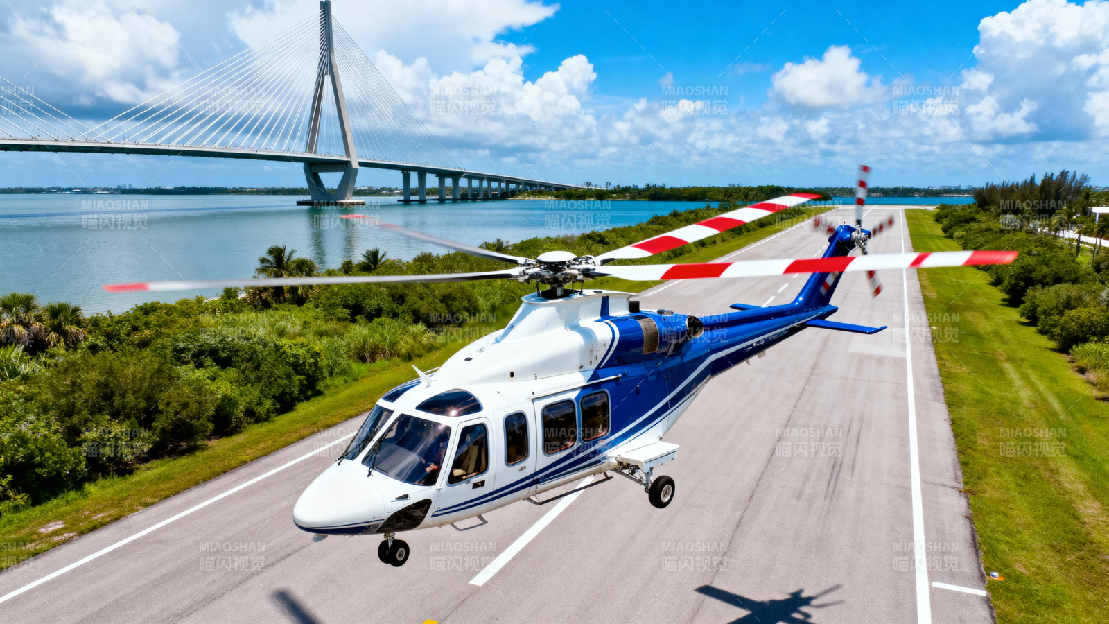 直升机跨海大桥旁起飞图片