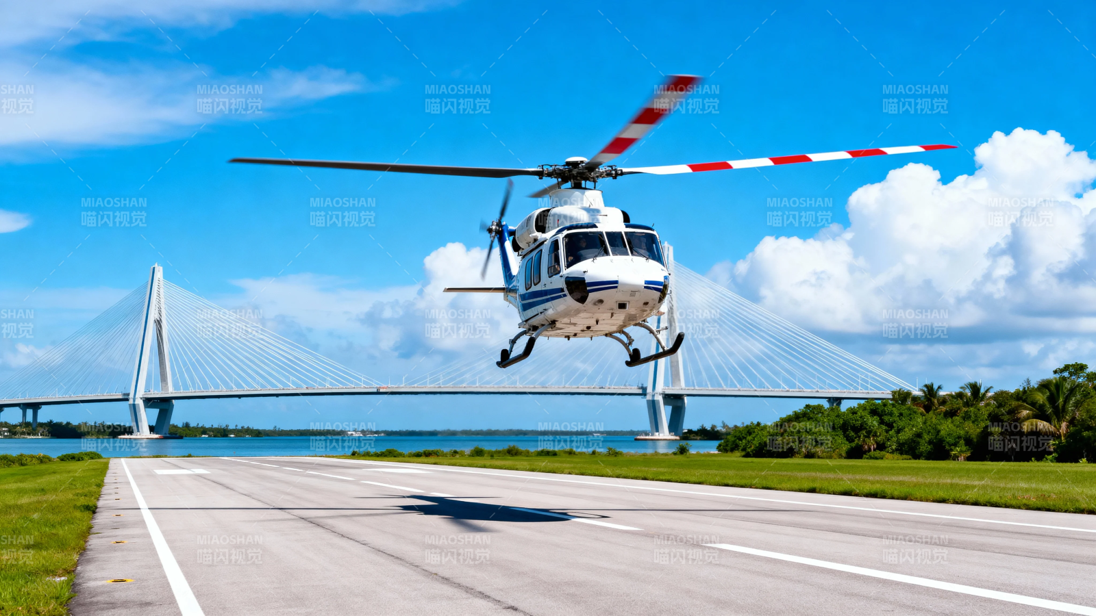 直升机掠桥起飞 蓝天白云下图片