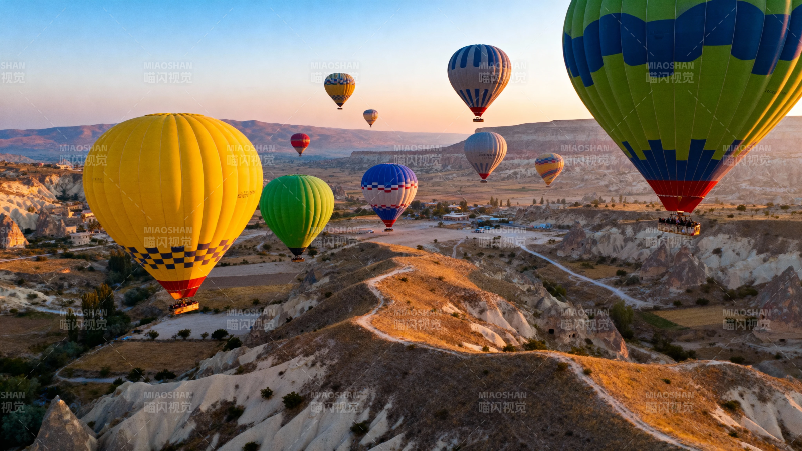 热气球飞越卡帕多奇亚图片