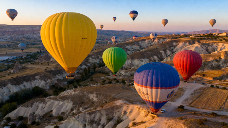 热气球飘飞卡帕多奇亚图片
