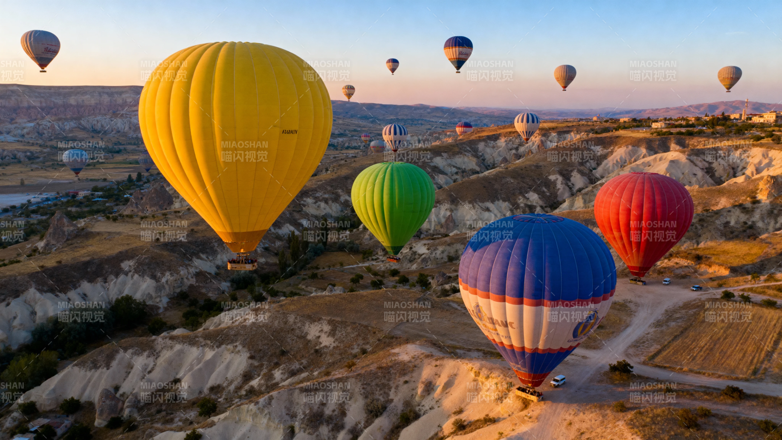 热气球飘飞卡帕多奇亚图片