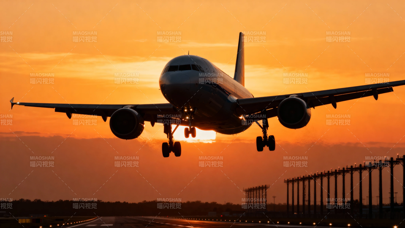 夕阳下飞机降落剪影图片