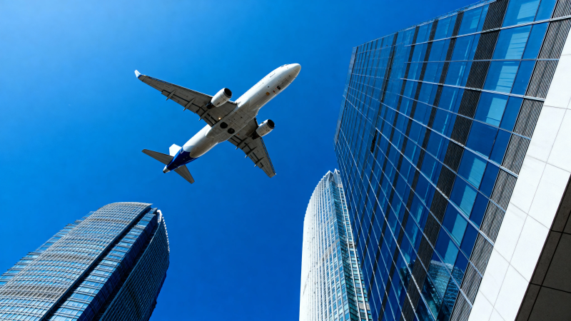 飞机掠过摩天楼群图片