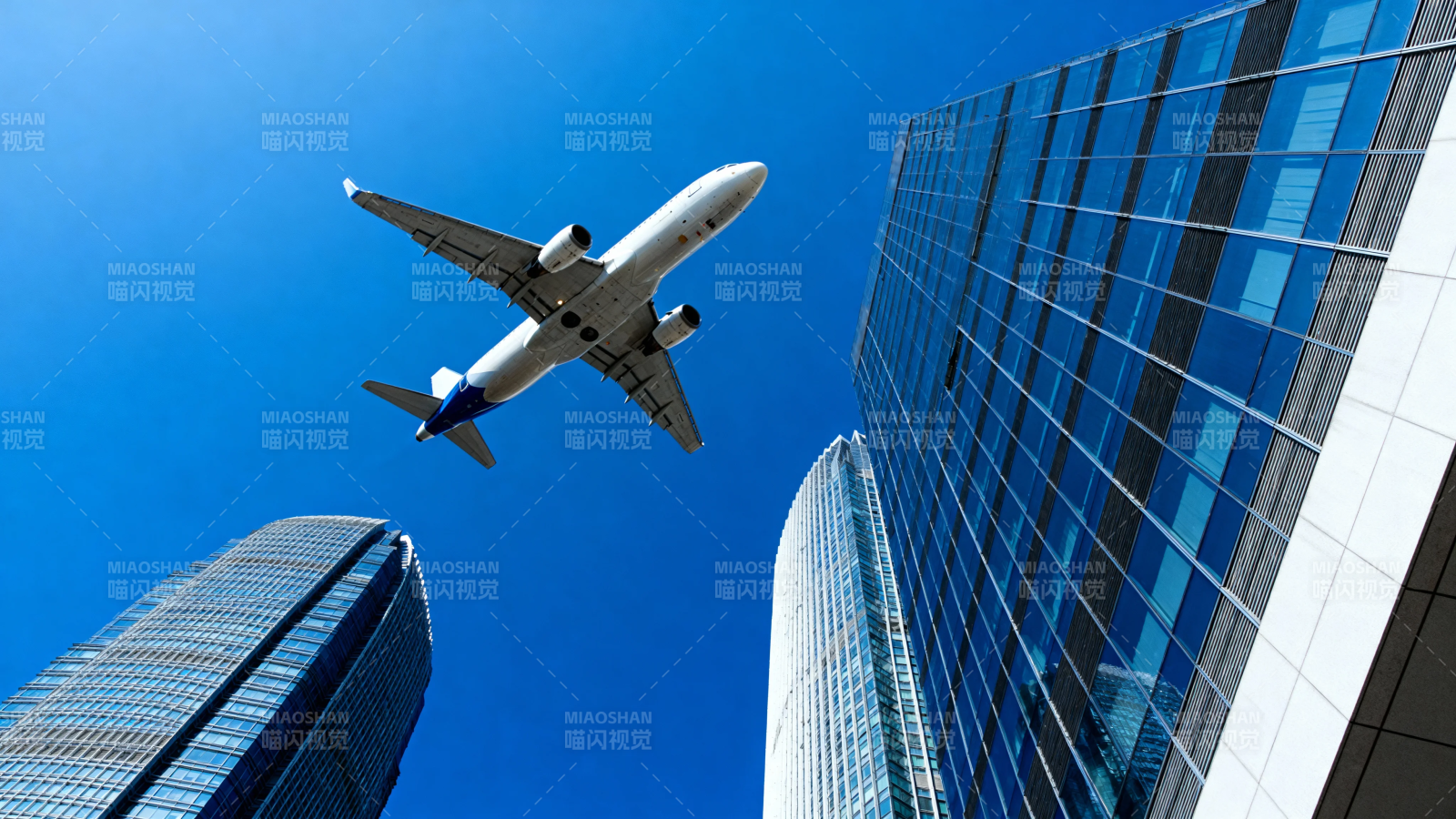 飞机掠过摩天楼群图片