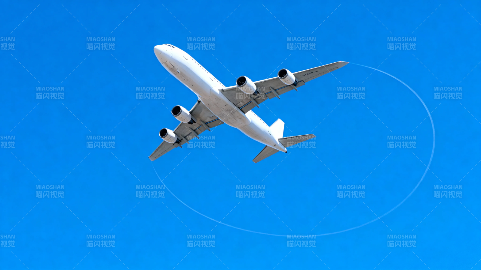 蓝天客机翱翔天际图片