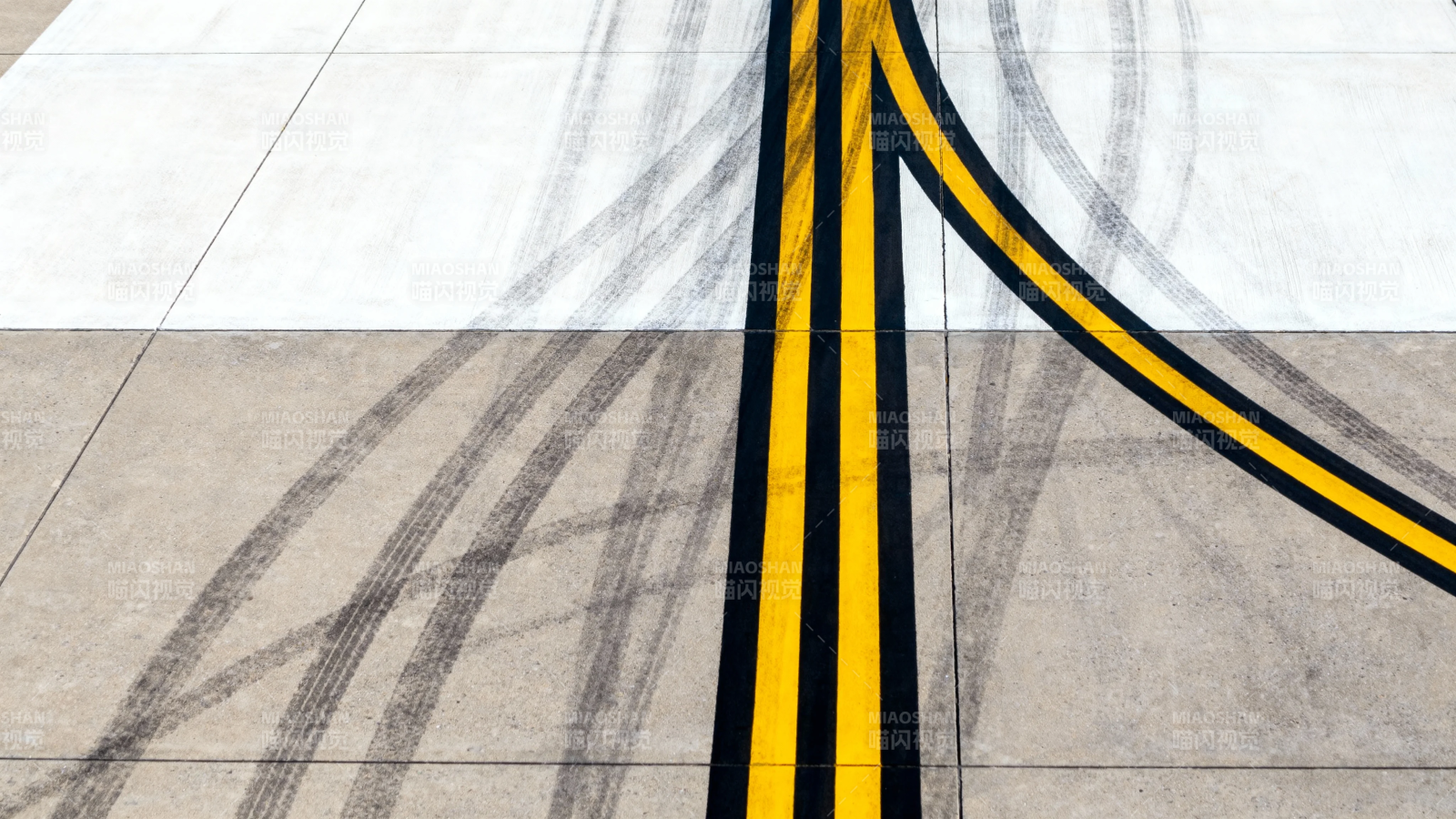 黄黑标线与轮胎痕交错图片