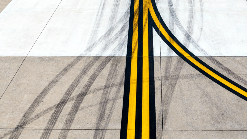 黄黑标线与轮胎痕交错图片