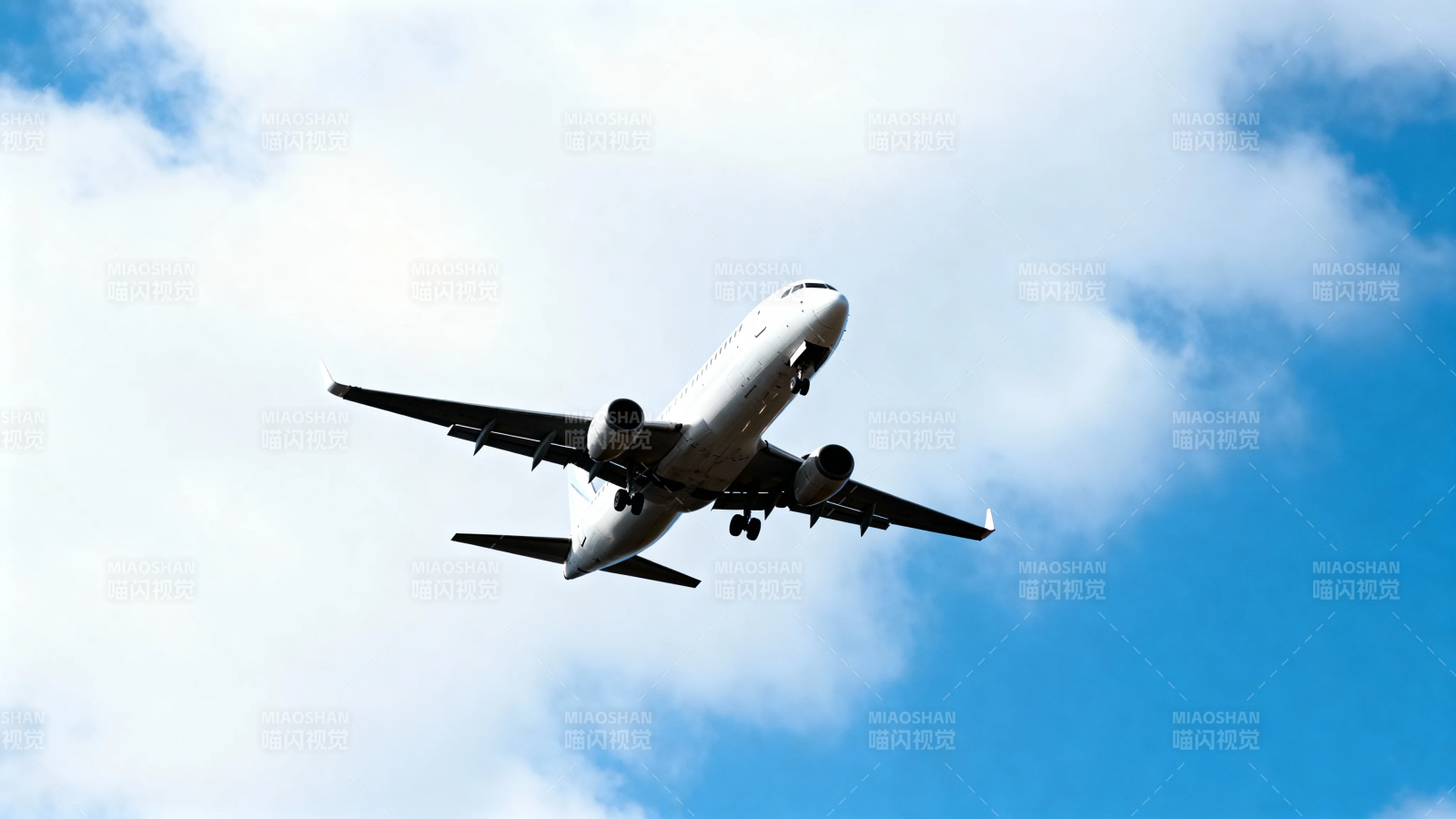 飞机穿越蓝天白云间图片