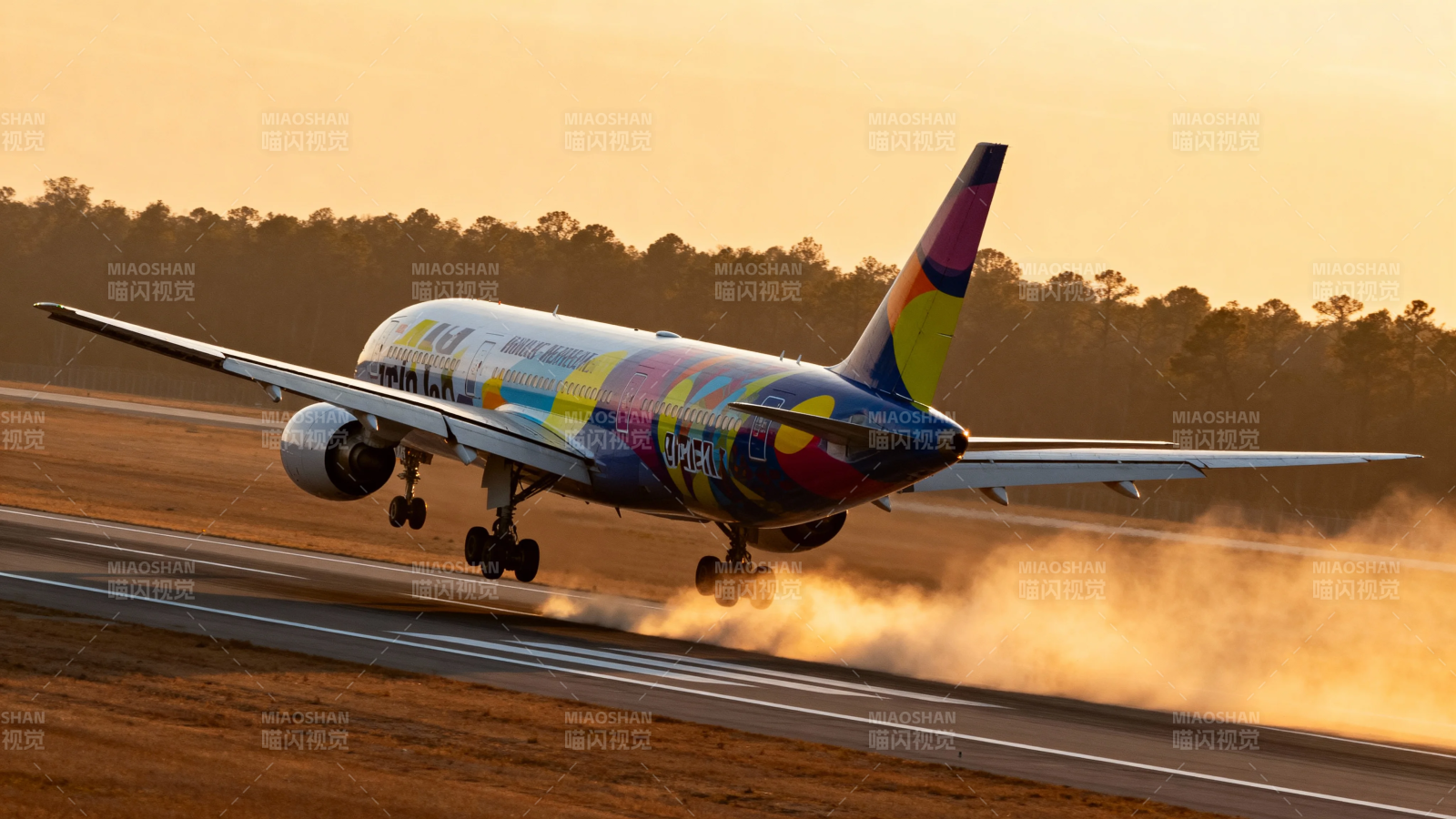 彩绘飞机日落起飞瞬间图片