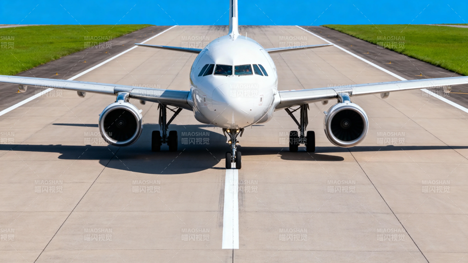 飞机停在跑道上图片