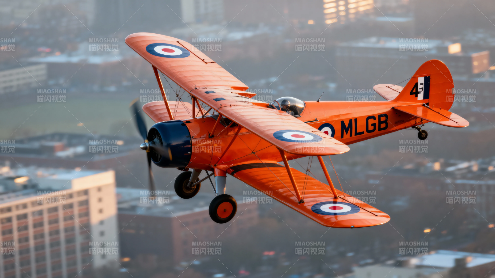 橙色双翼机城市上空飞行图片