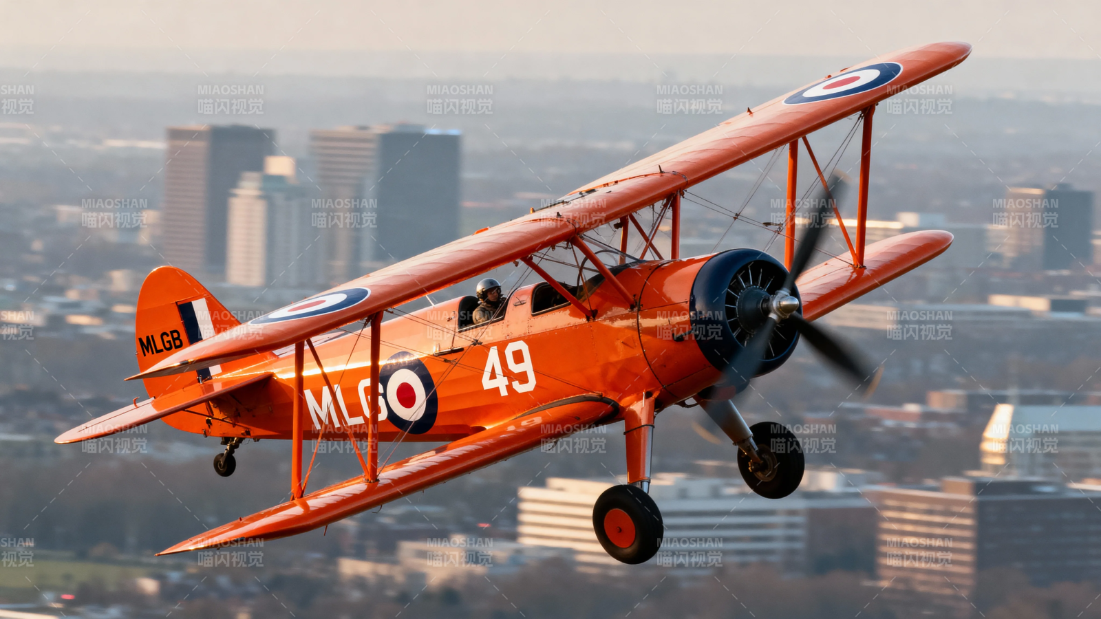 橙色双翼机城市上空飞行图片
