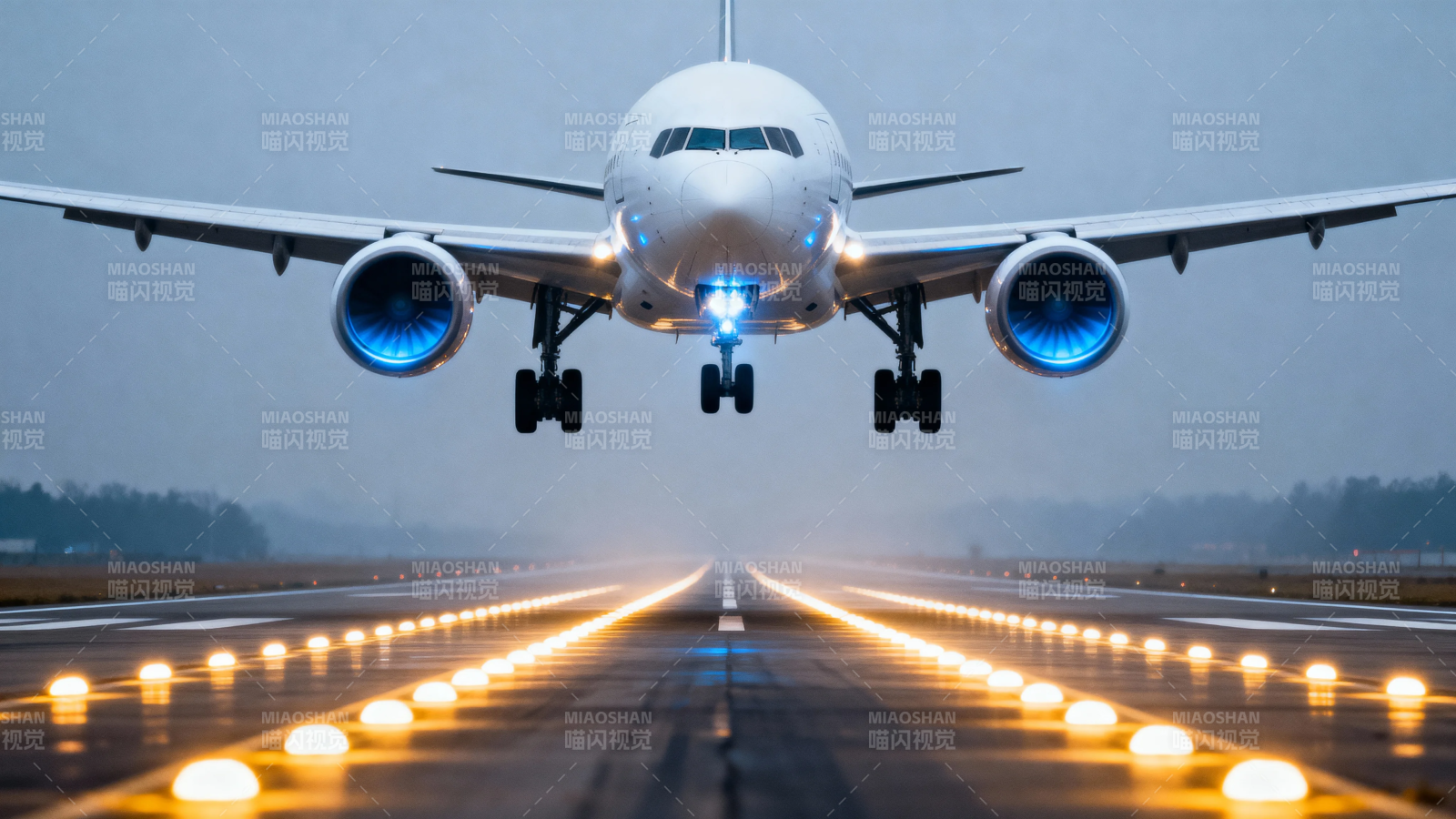 飞机降落 跑道灯光明亮图片
