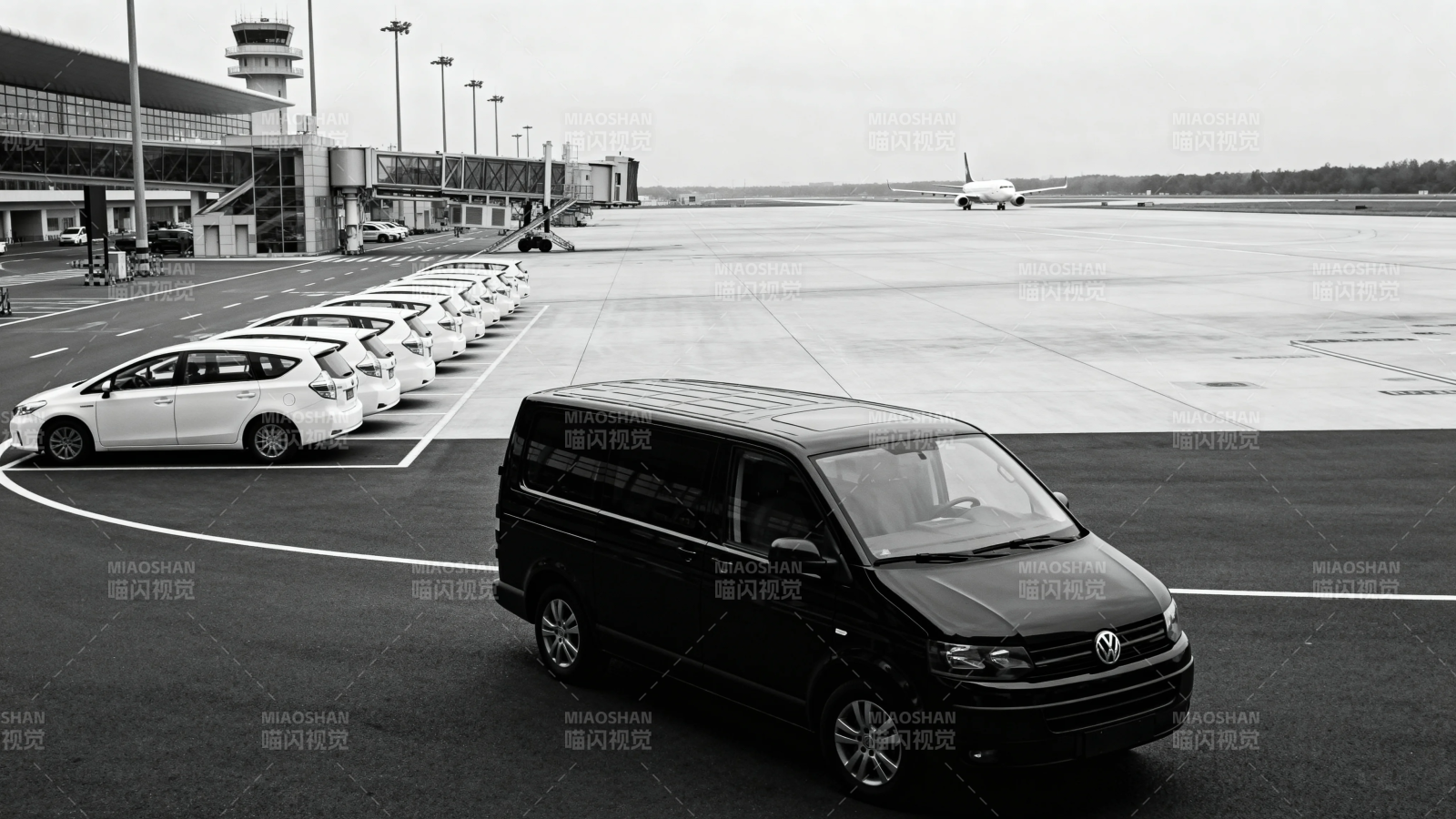 机场黑车待命 白车列队静候图片