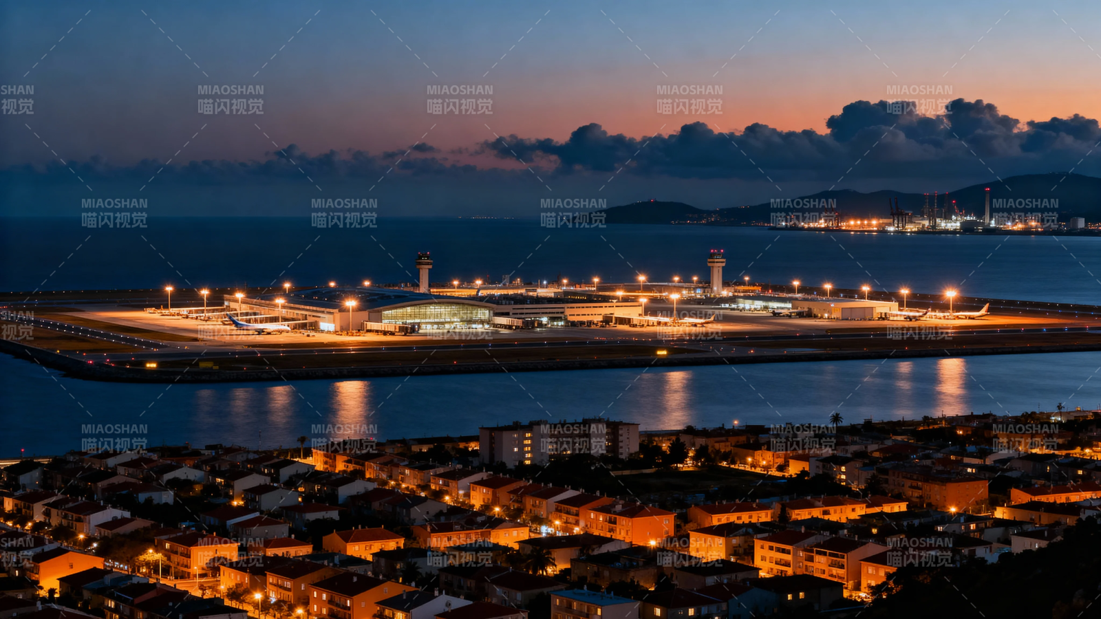 夜幕下的海滨机场与城市灯火图片
