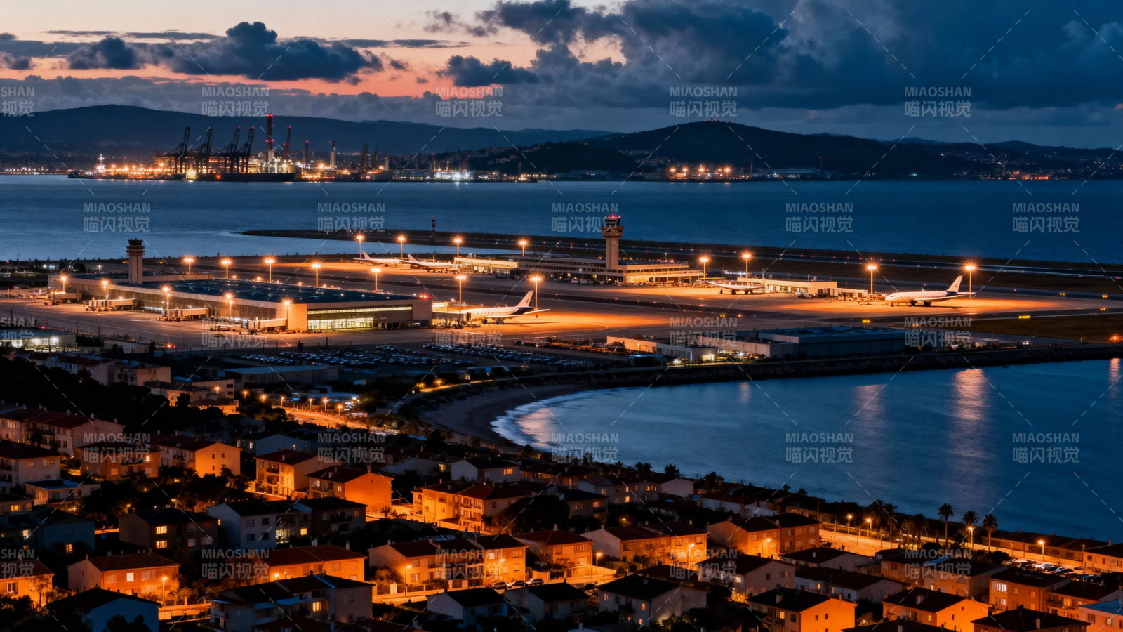 夜幕下的滨海机场与城镇图片