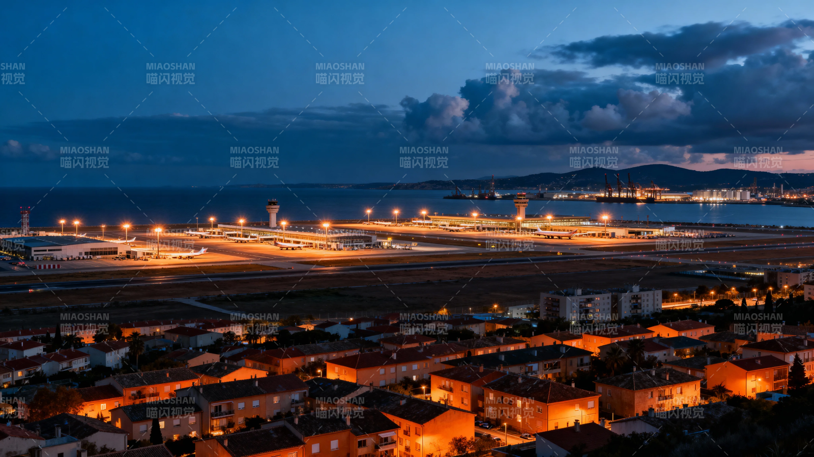 夜幕下的机场与城市灯火图片