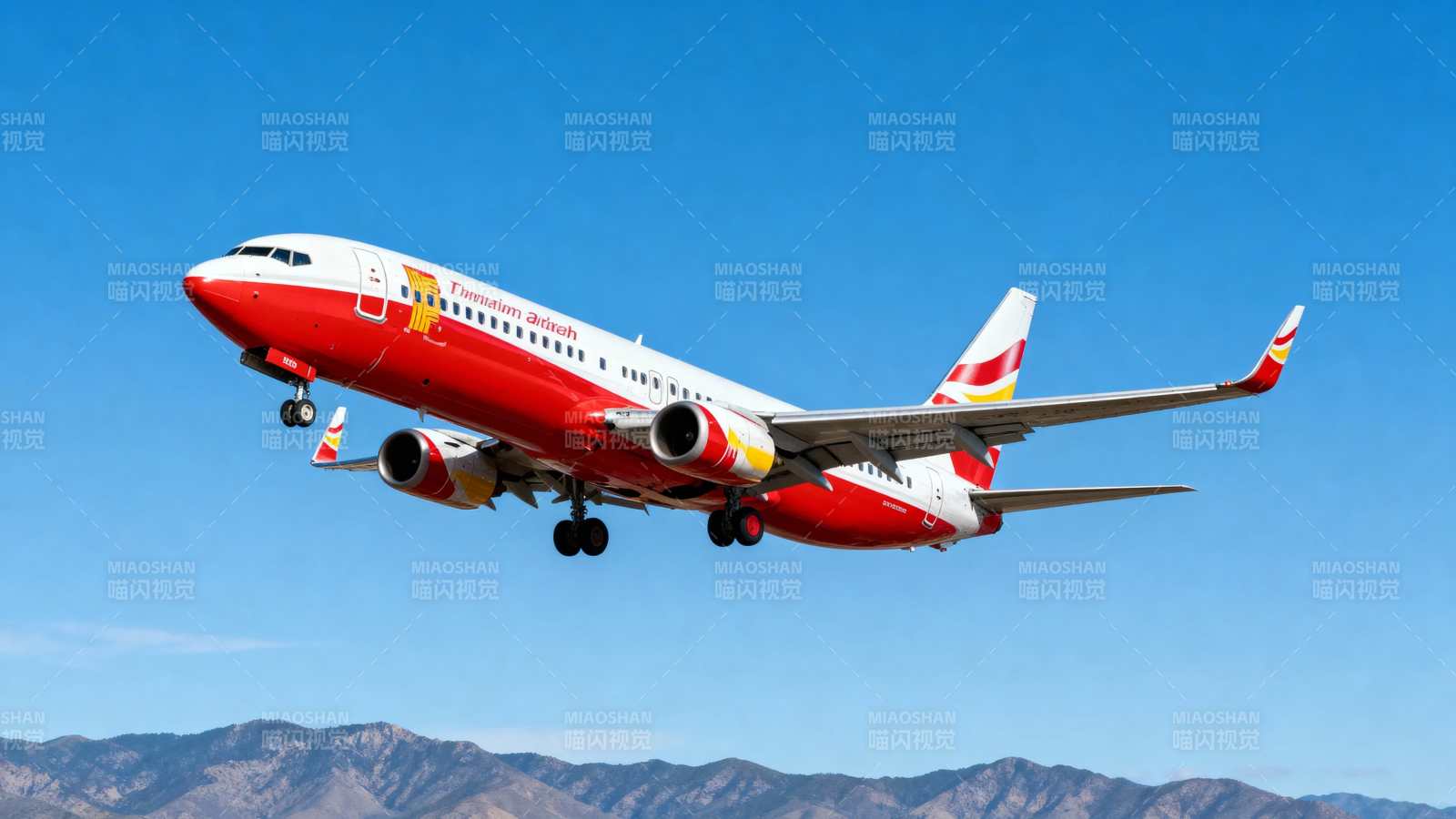 红白客机蓝天起飞图片