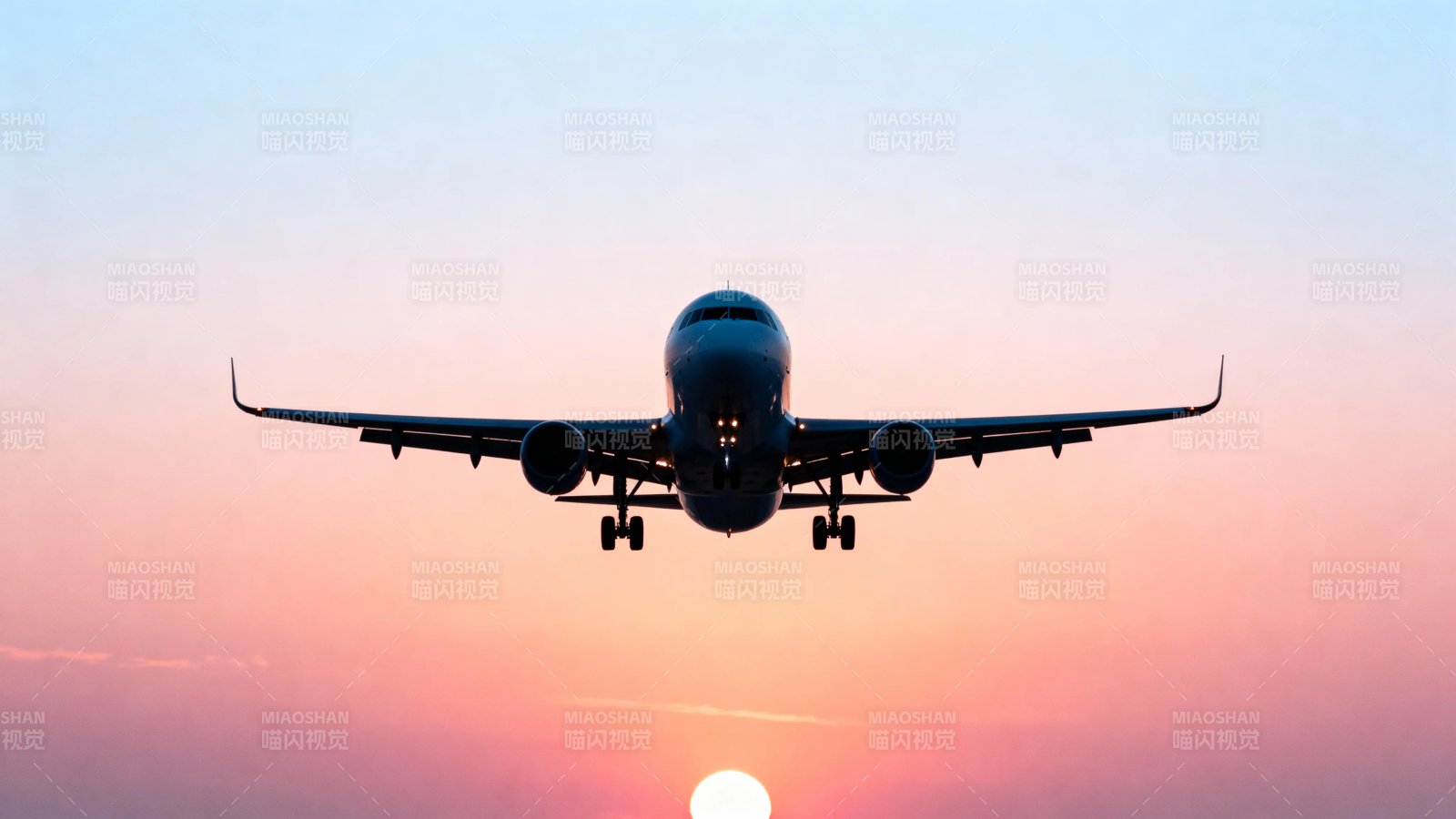 夕阳下飞机降落剪影图片