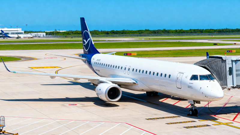 客机停靠登机桥 蓝天映衬机场景图片