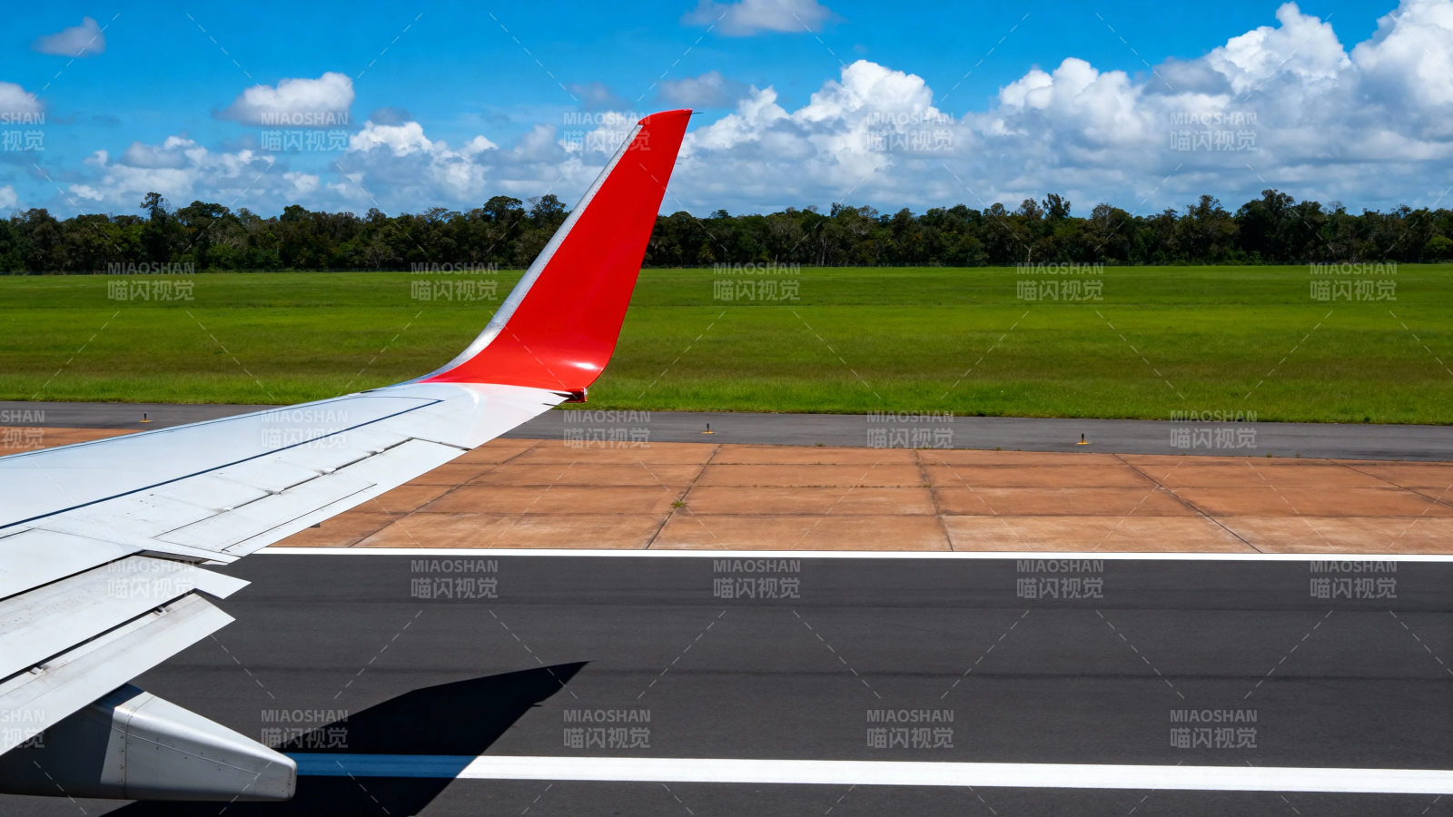 飞机翼尖红尾 跑道待飞图片