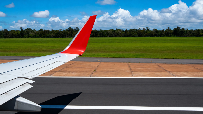 飞机翼尖红尾 跑道待飞图片