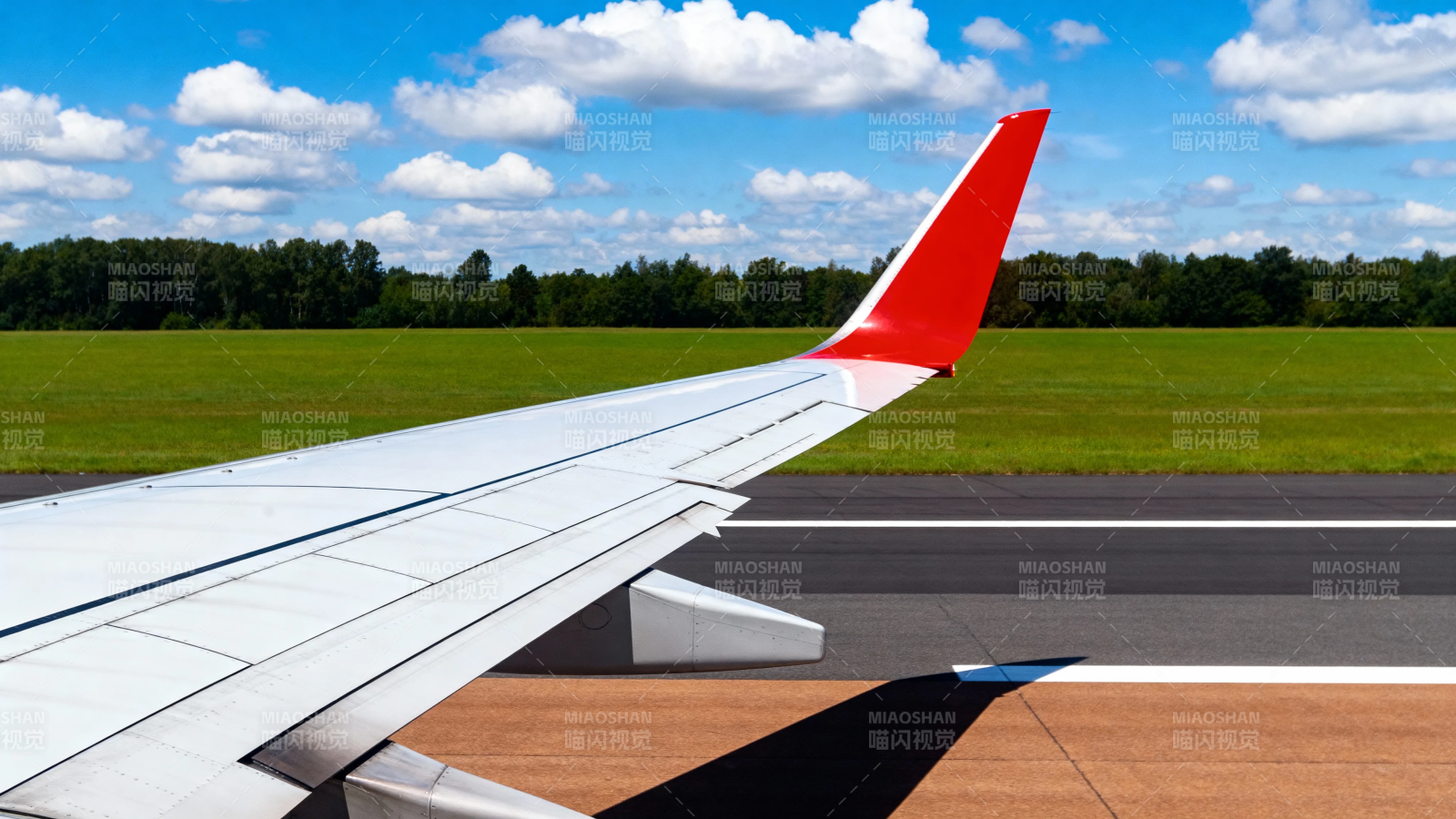 飞机翼尖红尾映蓝天图片