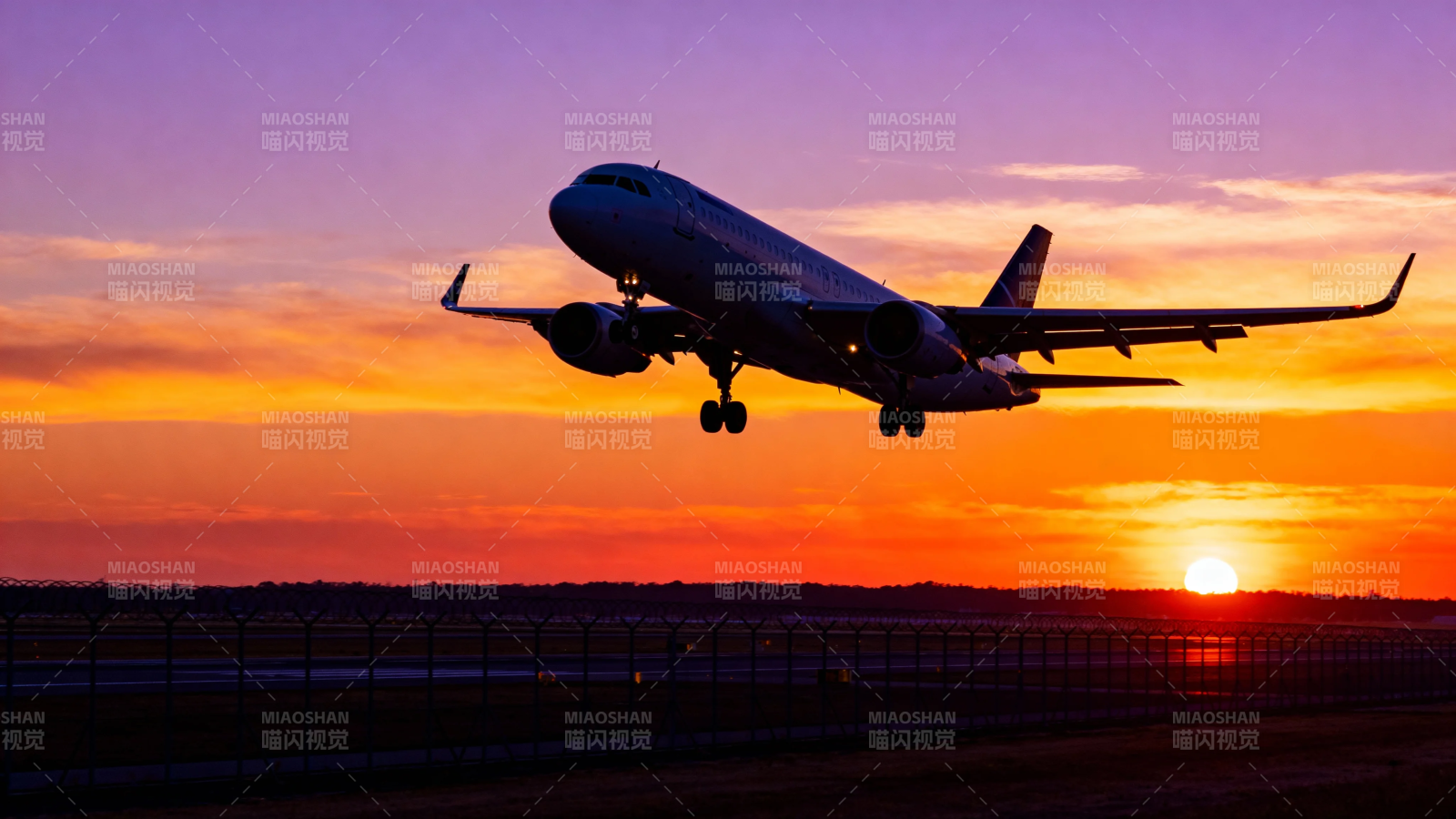 夕阳下飞机起飞剪影图片
