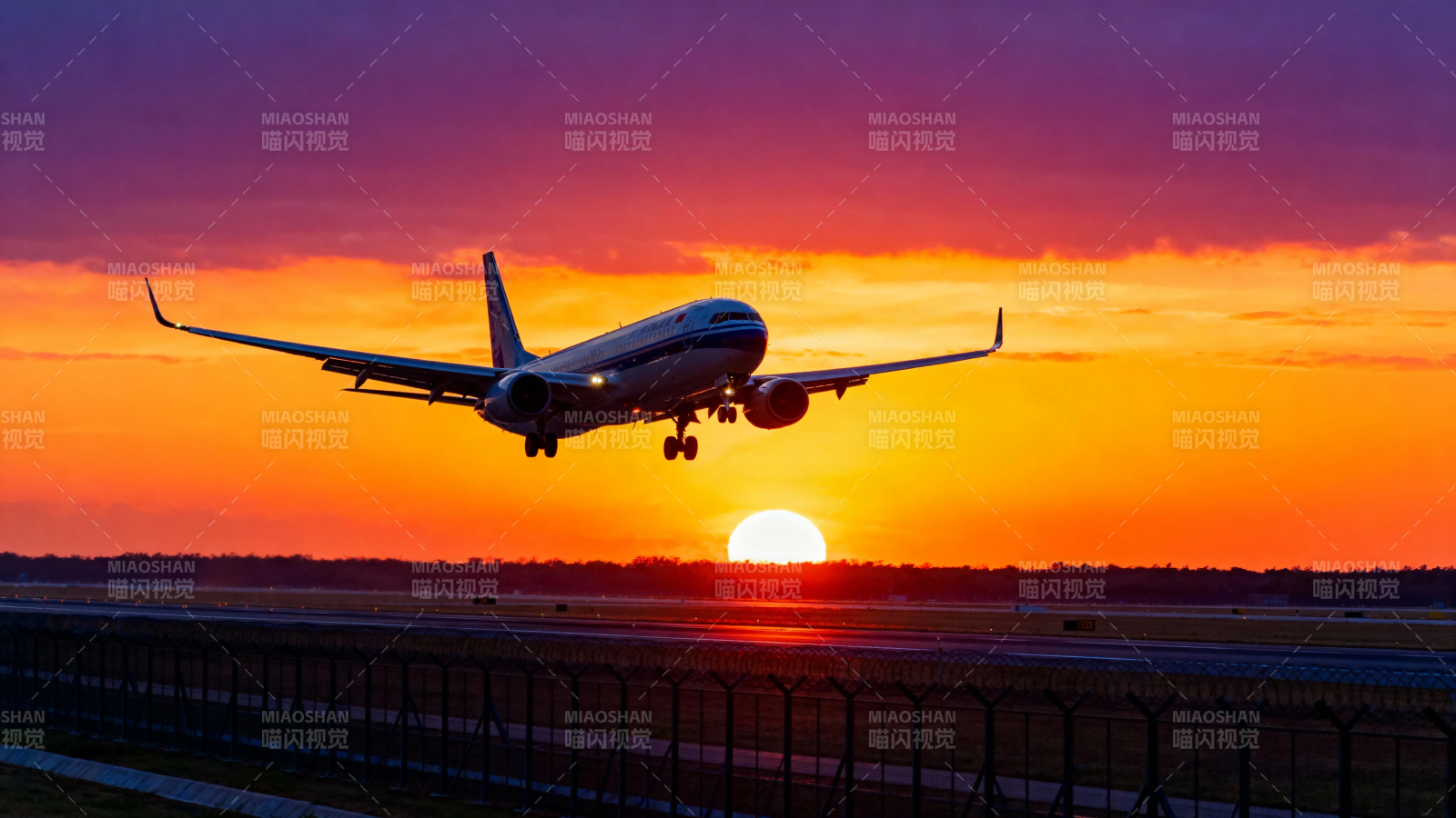夕阳下飞机起飞剪影图片