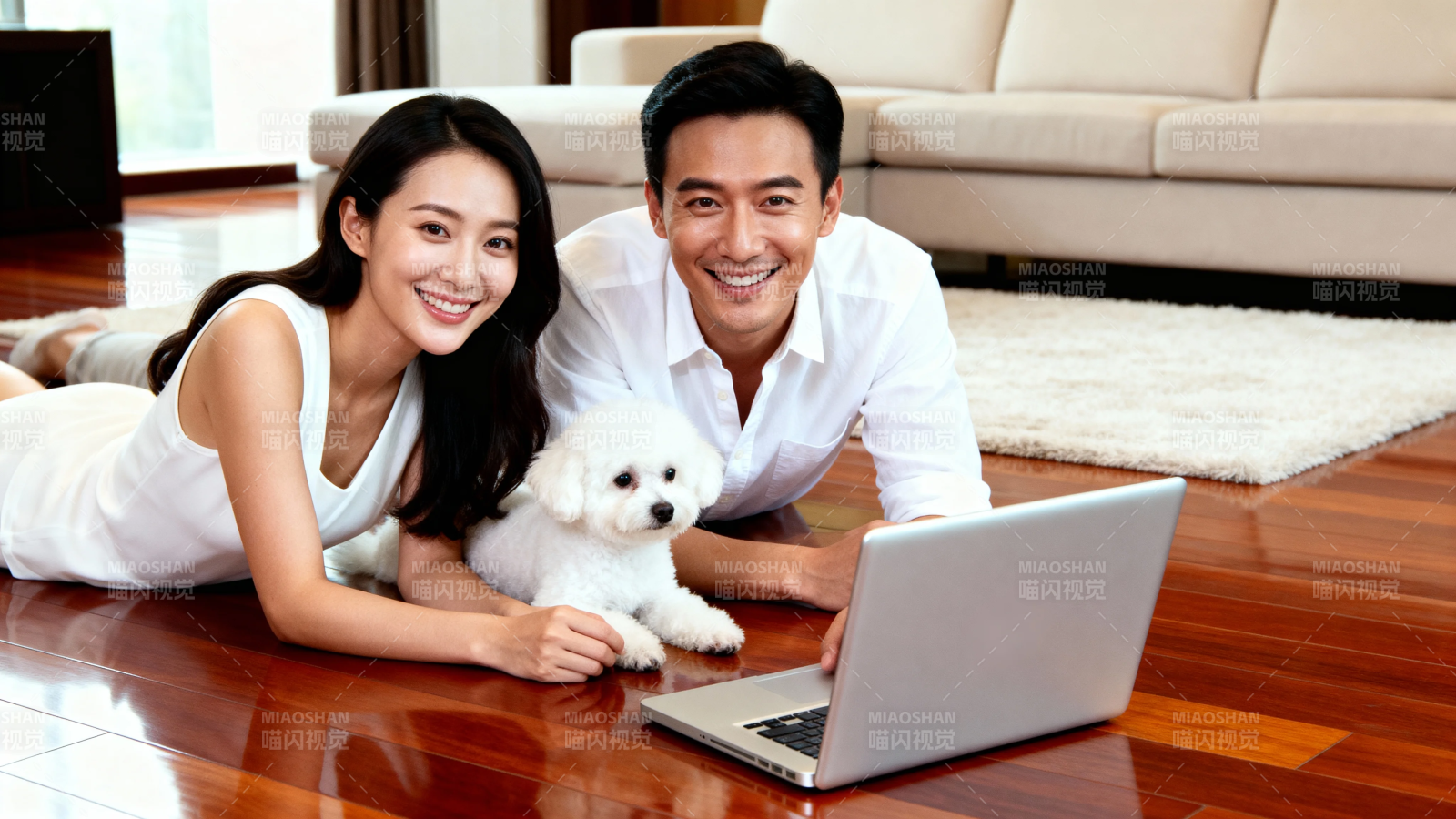 居家温馨 情侣与爱犬共赏笔记本图片