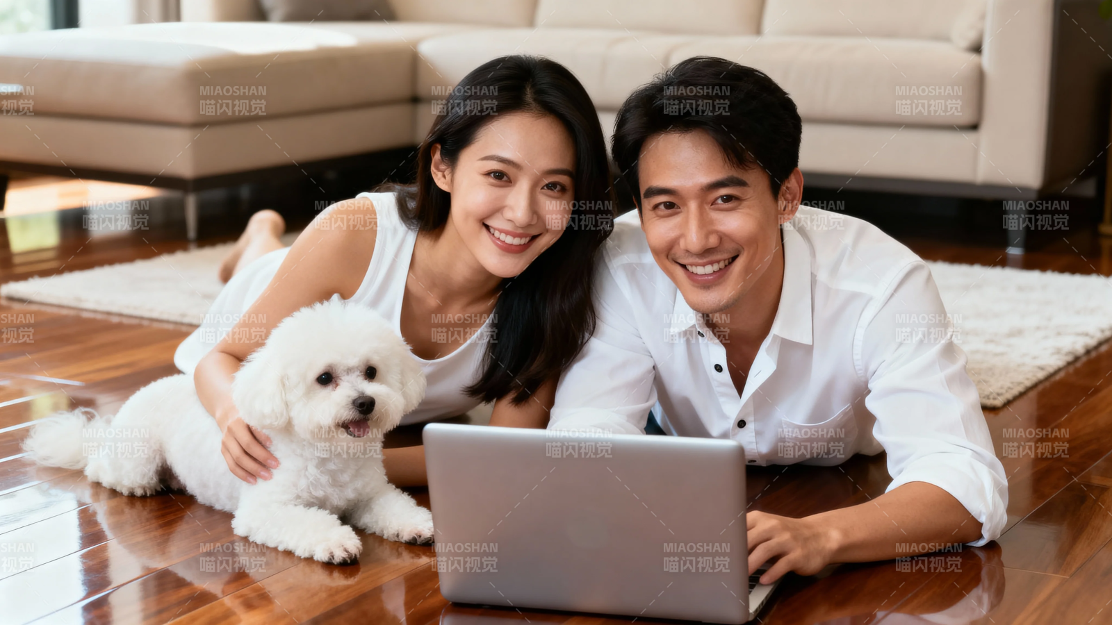 情侣与爱犬居家乐享时光图片