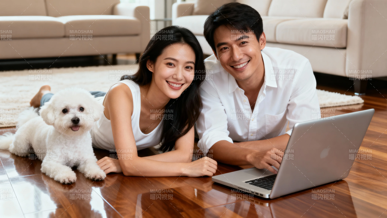 情侣与爱犬居家享科技时光图片