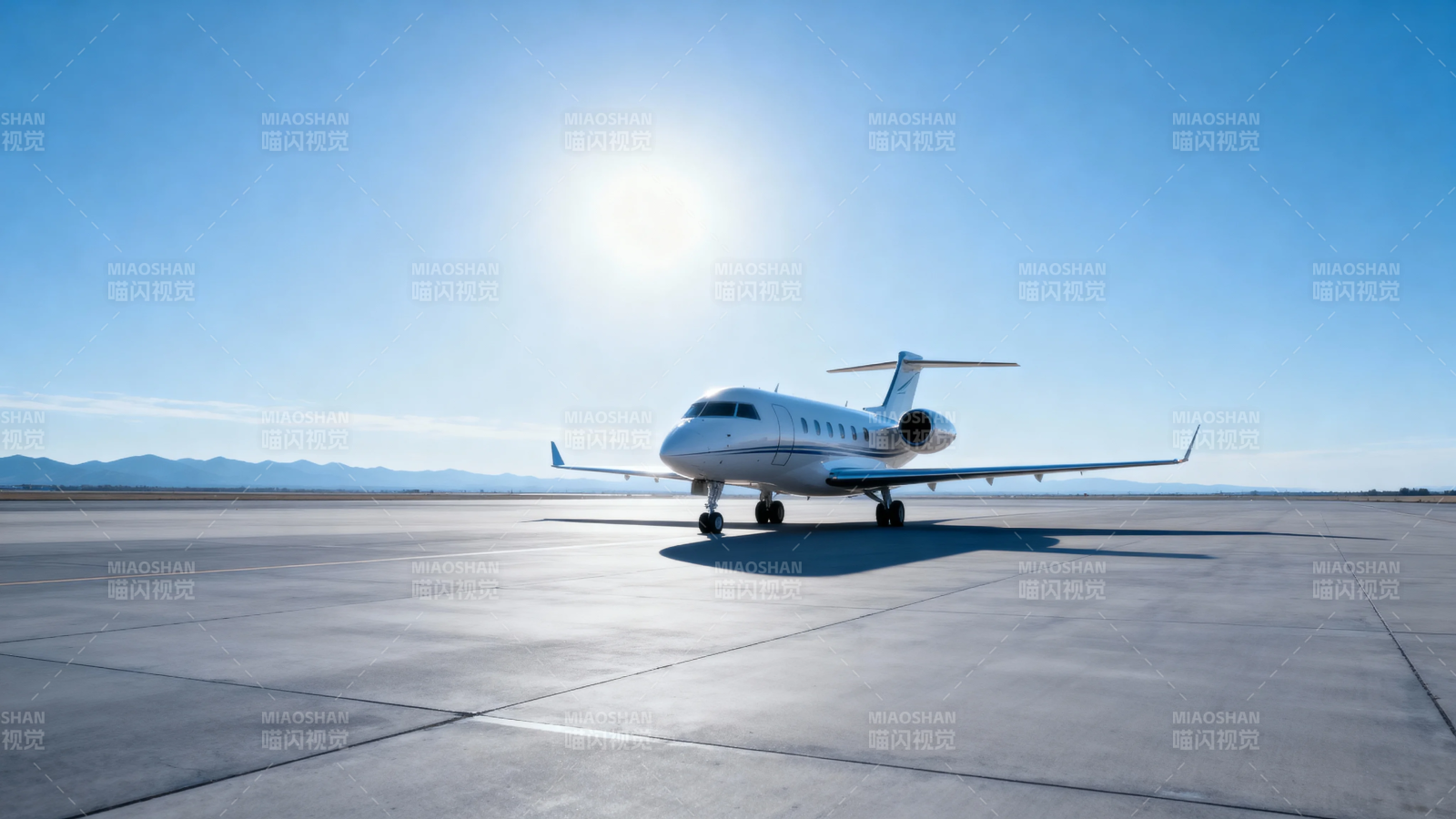 阳光下的私人飞机静候起飞图片