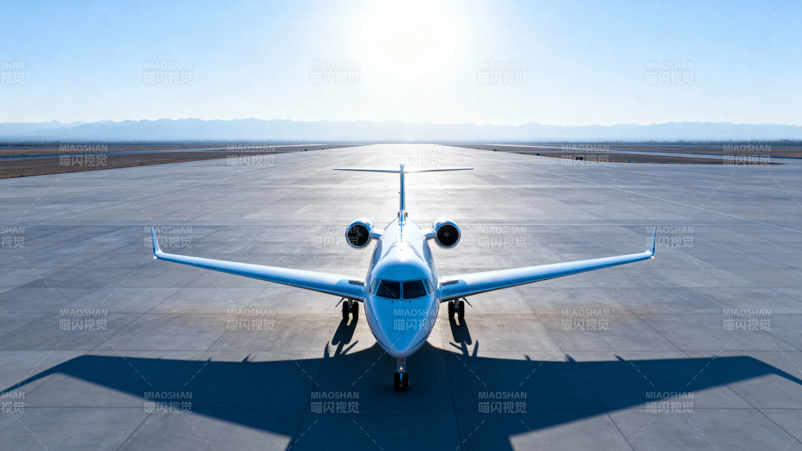 阳光下的私人飞机静候起飞图片