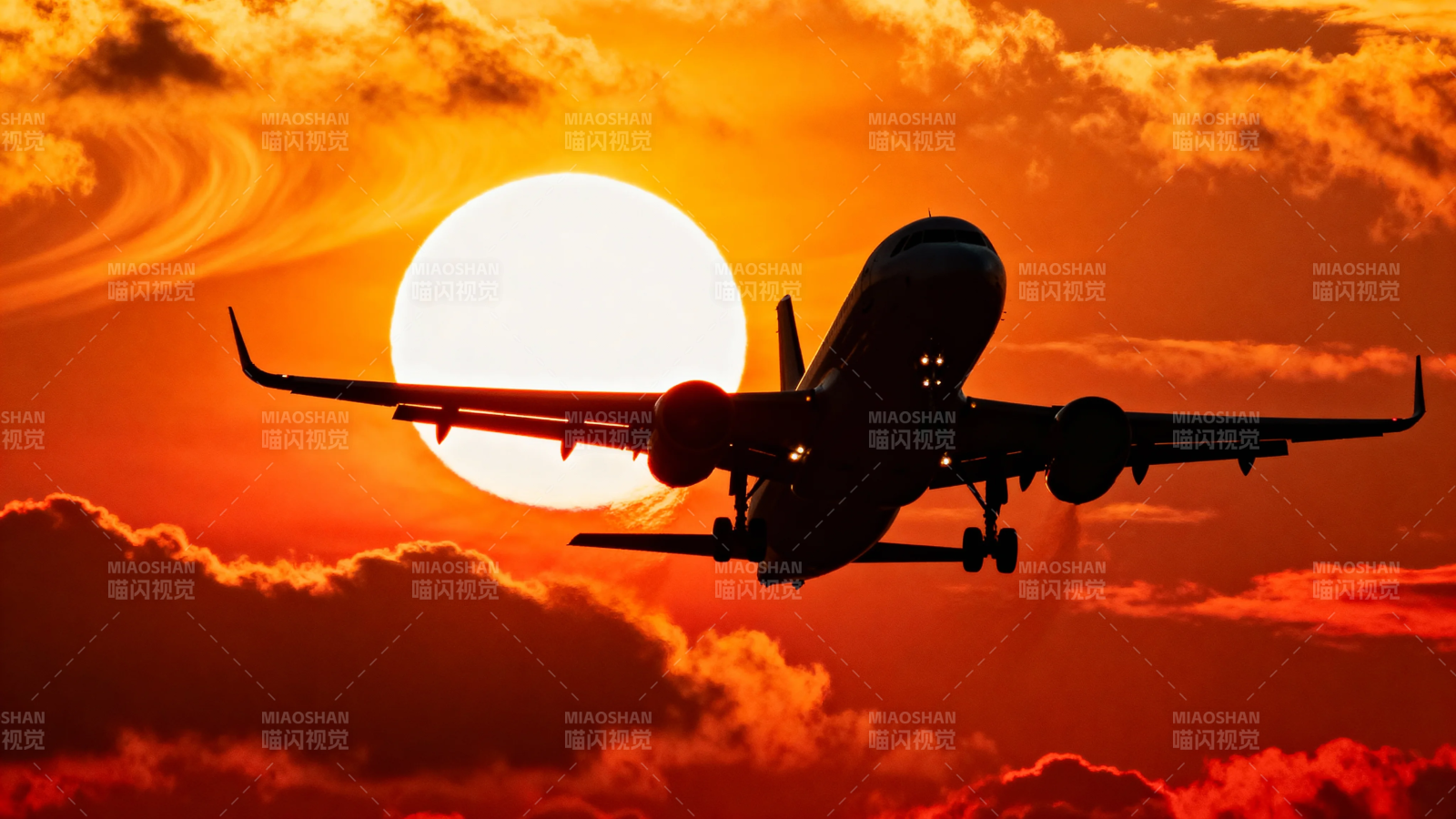夕阳下的飞机剪影图片