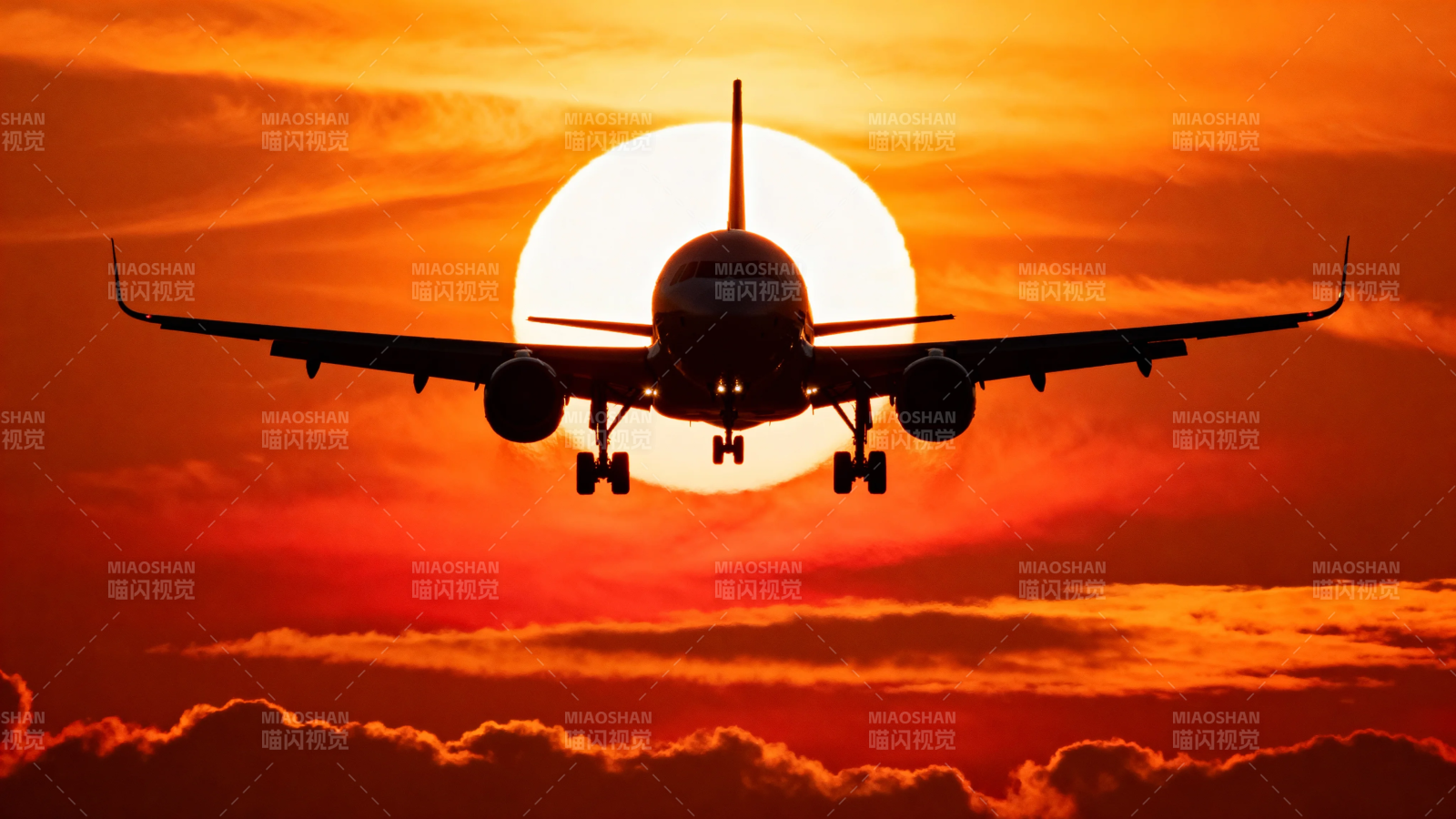 夕阳下的飞机剪影图片