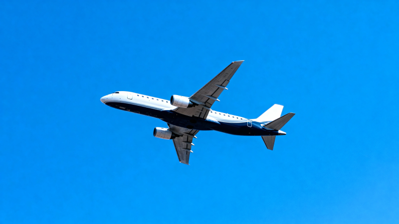 蓝天下的客机飞行中图片