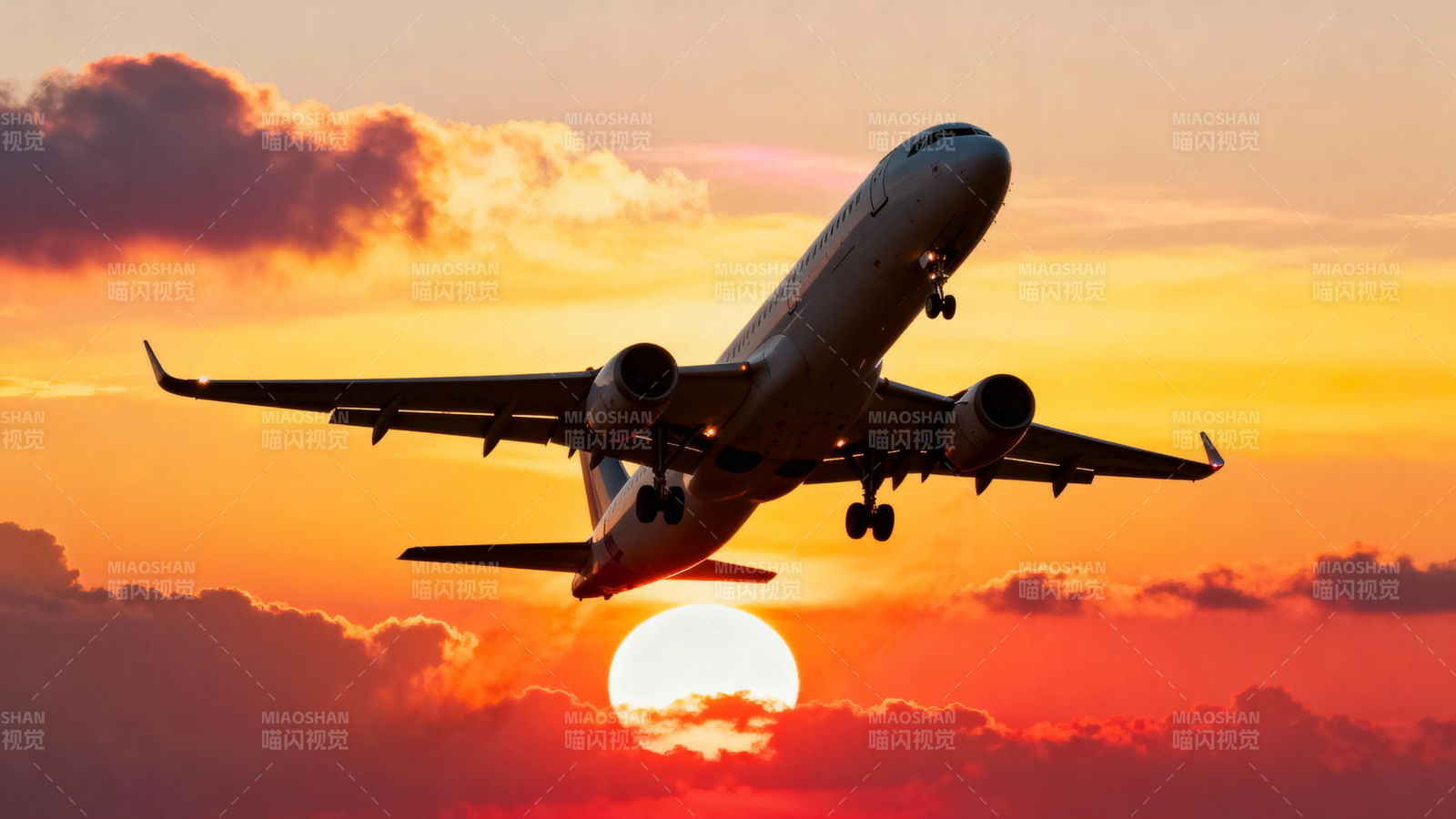 夕阳下飞机起飞剪影图片