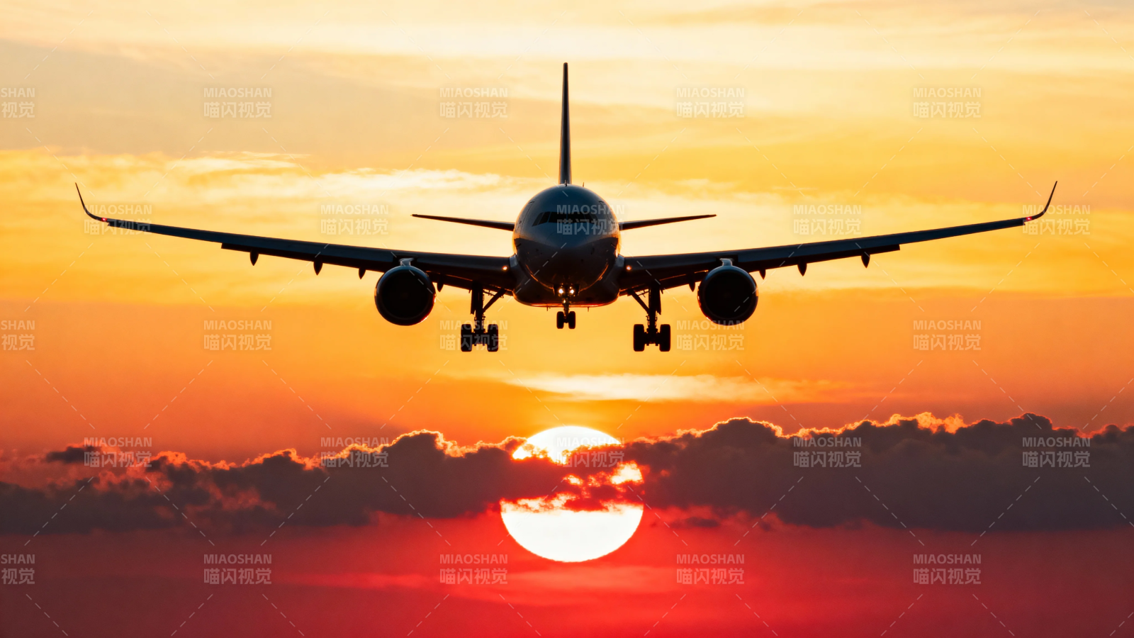 夕阳下的飞机剪影图片