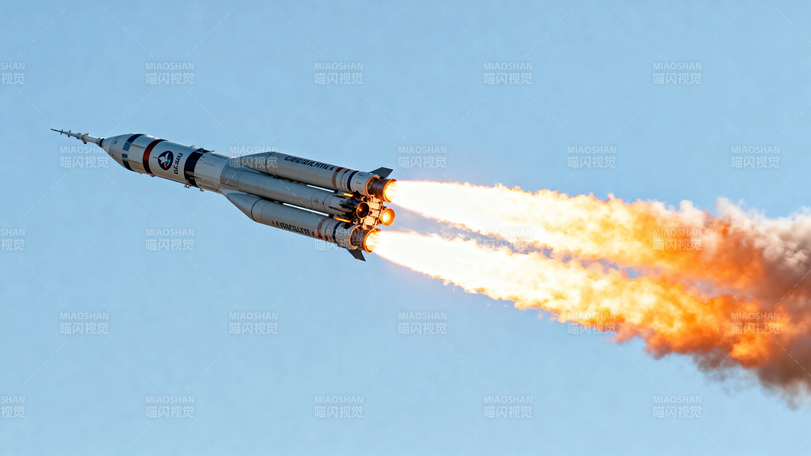 火箭升空 烈焰划破蓝天图片