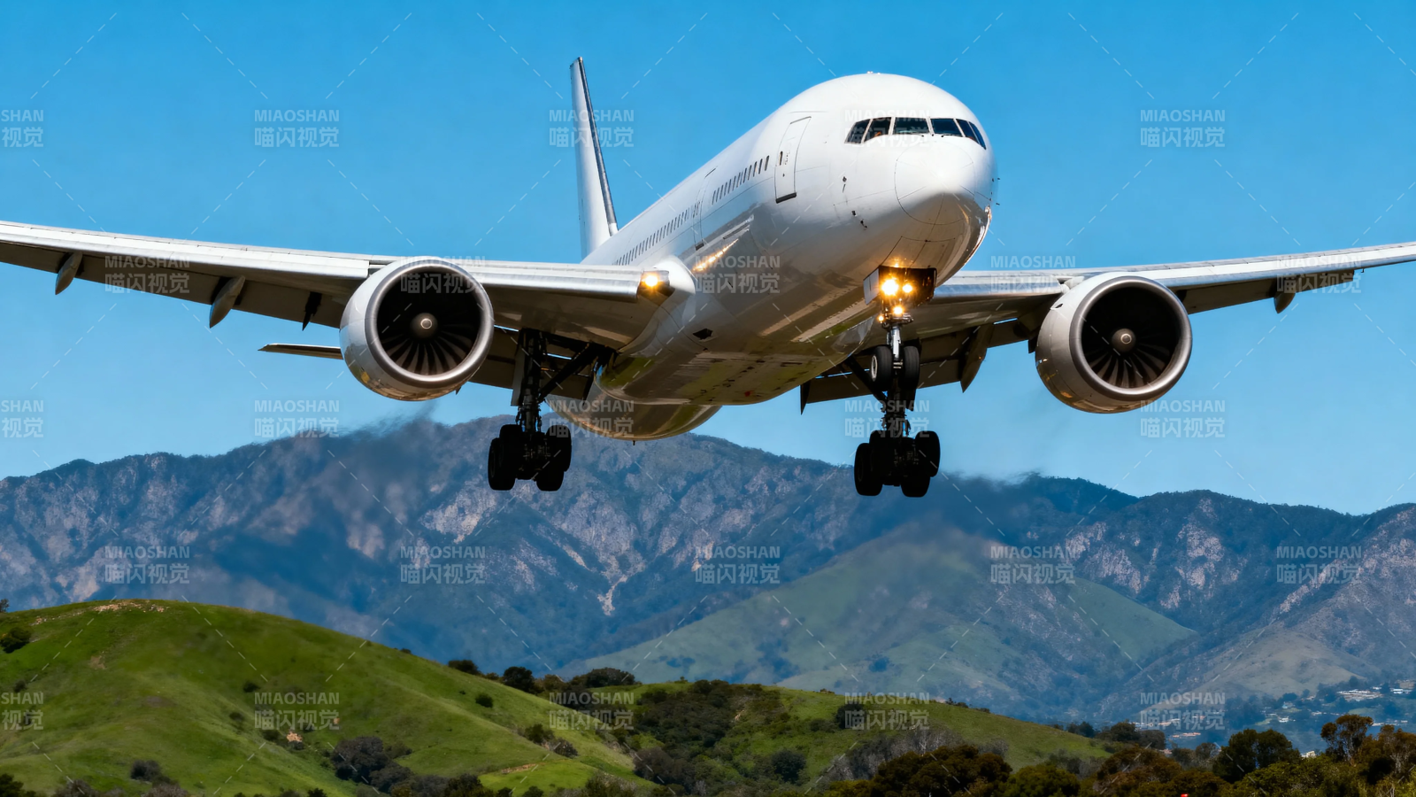 飞机降落山景背景图片